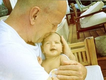 Durul Bruce Willis, asa cum NU l-ai mai vazut vreodata. Uite cum isi tine in brate fetita de o luna Durul Bruce Willis, asa cum NU l-ai mai vazut vreodata. Uite cum isi tine in brate fetita de o luna