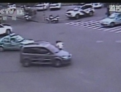 O fetita de 4 ani a cazut din masina in timp ce vehicolul mergea! Accidentul care a scandalizat China O fetita de 4 ani a cazut din masina in timp ce vehicolul mergea! Accidentul care a scandalizat China
