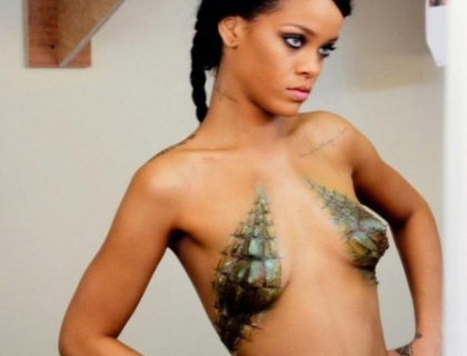 Stiam ca nu este timida. Rihanna a pus pe Facebook 20 de fotografii topless. Iata-le