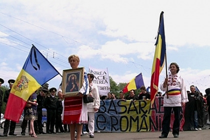 Drapele ale Romaniei versus avioane de hartie cu mesaj obscen. Cum a decurs Marsul Unirii in PMAN