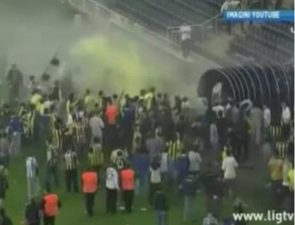 Scene de razboi in Turcia dupa meciul Fenerbahce-Galatasaray. Suporterii s-au batut cu politia
