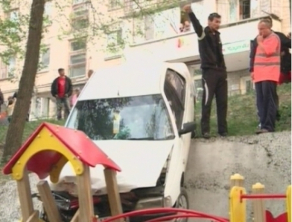Se intampla in Chisinau! Masina ATARNATA deasupra unui tobogan pentru copii! Cum a ajuns acolo? Se intampla in Chisinau! Masina ATARNATA deasupra unui tobogan pentru copii! Cum a ajuns acolo?