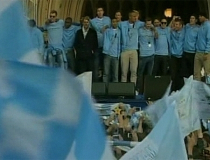 Nebunie pe strazile de la Manchester! Dupa 44 de ani, suporterii lui City sarbatoresc titlul de campioana Nebunie pe strazile de la Manchester! Dupa 44 de ani, suporterii lui City sarbatoresc titlul de campioana