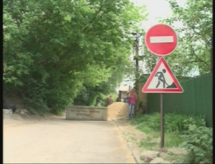Cine a interzis circulatia? O strada din Chisinau, blocata de un bloc de beton! Soferii, nemultumiti Cine a interzis circulatia? O strada din Chisinau, blocata de un bloc de beton! Soferii, nemultumiti