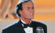 Julio Iglesias vine la Chisinau cu avionul personal. Afla de ce va primi doar jumatate din onorariu!