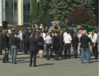 Liberalii au depus flori, iar socialistii au manifestat la Primarie! Ziua de 16 mai, marcata cu proteste Liberalii au depus flori, iar socialistii au manifestat la Primarie! Ziua de 16 mai, marcata cu proteste