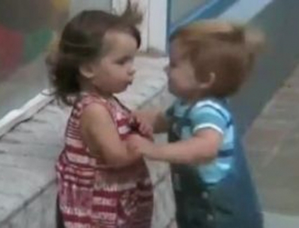 Dragoste de copil. Cum incearca un baietel sa impresioneze o fetita si care este reactia ei: VIDEO