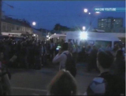 Manifestantii anti-Putin au invadat inca o zona a Moscovei! "Politistii ne-au luat mancarea si banii" Manifestantii anti-Putin au invadat inca o zona a Moscovei! "Politistii ne-au luat mancarea si banii"