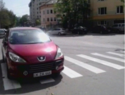 Fara masini pe zebre, in timp ce stationeaza la semafor! Cum au incercat voluntarii sa-i disciplineze pe soferi