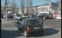 A vrut sa evite un amubuteiaj, a iesit pe contransens si s-a lovit frontal de o alta masina A vrut sa evite un amubuteiaj, a iesit pe contransens si s-a lovit frontal de o alta masina