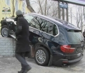 Accident explicat. BMW-ul avea viteza mare, a accelerat in loc sa franeze si a mers doar pe rotile din spate Accident explicat. BMW-ul avea viteza mare, a accelerat in loc sa franeze si a mers doar pe rotile din spate