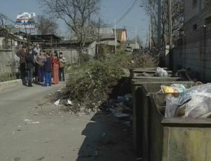 Au intilnit Pastele cu gunoiul in poarta si in drum