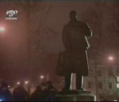 Statuia lui Vladimir Lenin din orasul rus Puskin a fost aruncata in aer Statuia lui Vladimir Lenin din orasul rus Puskin a fost aruncata in aer