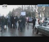 Zeci de protestatari din suburbia Codru au blocat astazi o strada Zeci de protestatari din suburbia Codru au blocat astazi o strada