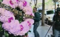 Industria cinematografica este in doliu. Mii de flori la steaua actritei Elizabeth Taylor Industria cinematografica este in doliu. Mii de flori la steaua actritei Elizabeth Taylor