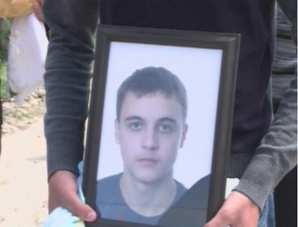 Caz cutremurator la Leova! Baiat de 18 ani, gasit spanzurat in beciul din curte! Ce l-a determinat sa-si ia viata?