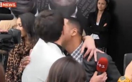 VIDEO. Un jurnalist a vrut sa-l sarute pe gura pe Will Smith. Cum a reactionat vedeta VIDEO. Un jurnalist a vrut sa-l sarute pe gura pe Will Smith. Cum a reactionat vedeta