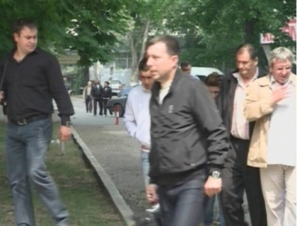 2000 de dolari pentru fiecare fata traficata! Patru indivizi din Cahul, arestati! Un functionar public printre ei 2000 de dolari pentru fiecare fata traficata! Patru indivizi din Cahul, arestati! Un functionar public printre ei