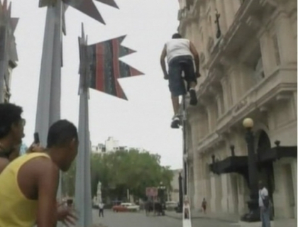 Imaginile zilei vin din Cuba! Un barbat se plimba prin orasele tarii cu o bicicleta inalta de 3,4 metri!