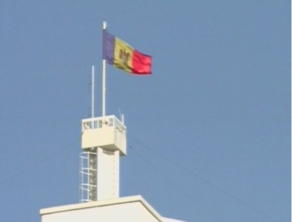 In berna si nu prea! Desi e doliu national, cel putin trei cladiri nu si-au coborat drapelele In berna si nu prea! Desi e doliu national, cel putin trei cladiri nu si-au coborat drapelele