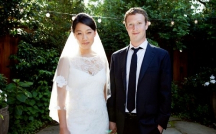 Proaspat miliardar, proaspat casatorit. Mark Zuckerberg s-a insurat cu prietena sa din facultate Proaspat miliardar, proaspat casatorit. Mark Zuckerberg s-a insurat cu prietena sa din facultate