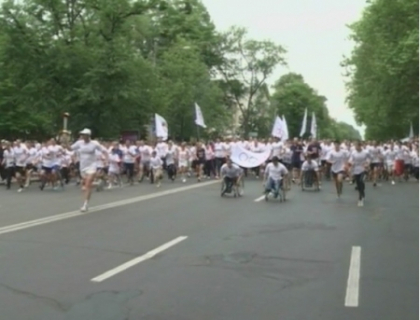 Politicienii s-au apucat de alergat! Sute de oameni au participat la cursa olimpica organizata la Chisinau