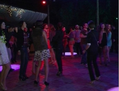 Distractie in stil hawaian intr-un club din apropierea Chisinaului! Voronin, Smiley si Fuego, parodiati!