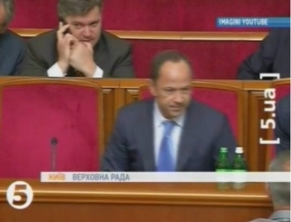 Faza zilei! Vicepremierul ucrainean, surprins in timp ce lipeste o guma de mestecat sub masa Faza zilei! Vicepremierul ucrainean, surprins in timp ce lipeste o guma de mestecat sub masa