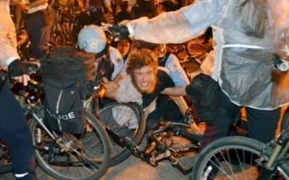 Violente pe strazile din Chicago in timpul summitului NATO. Un politist a fost injunghiat, 3 raniti Violente pe strazile din Chicago in timpul summitului NATO. Un politist a fost injunghiat, 3 raniti