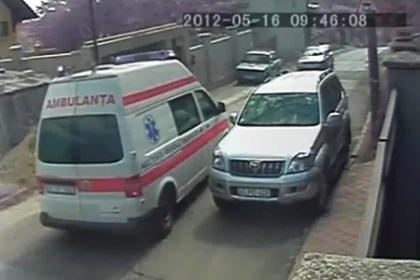 Accident pe loc drept! O ambulanta se RASTOARNA din senin pe o strada din Chisinau! VIDEO