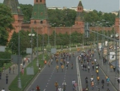 Invazie de biciclisti in centrul Moscovei: "Vrem drumuri mai bune si sigurante in trafic" Invazie de biciclisti in centrul Moscovei: "Vrem drumuri mai bune si sigurante in trafic"