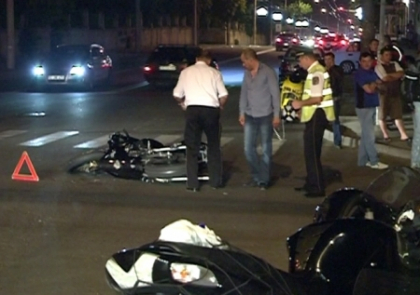 VIDEO. Noapte cu ghinion pentru bikeri! Inca un motociclist a fost ranit dupa ce a lovit o masina!
