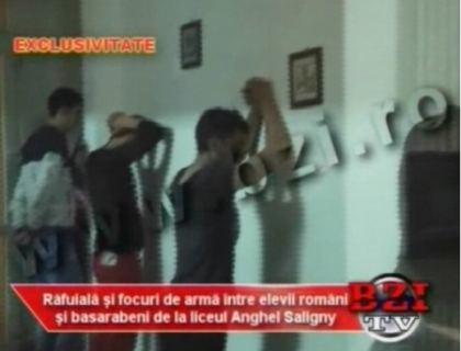 S-au batut cu pumnii si picioarele, chiar in fata scolii! 7 elevi moldoveni au pus pe jar politia din Iasi S-au batut cu pumnii si picioarele, chiar in fata scolii! 7 elevi moldoveni au pus pe jar politia din Iasi