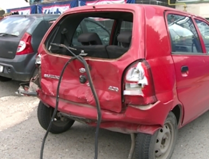 Accident pe strada Miorita! Un microbuz de ruta a lovit din spate un Suzuki! VIDEO