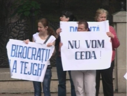 Cu apa sfintita si vaselina la Parlament! Episcopul Marchel si liderii PSD: Nu votati legea antidiscriminare Cu apa sfintita si vaselina la Parlament! Episcopul Marchel si liderii PSD: Nu votati legea antidiscriminare