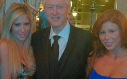 FOTO. Bill Clinton, extrem de apropiat de doua vedete din filmele pentru adulti FOTO. Bill Clinton, extrem de apropiat de doua vedete din filmele pentru adulti