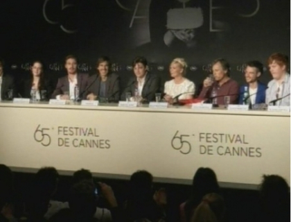 O noua zi, o noua defilare! Cum s-au imbracat Kristen Steward si Kirsten Dunst la festivalul de la Cannes O noua zi, o noua defilare! Cum s-au imbracat Kristen Steward si Kirsten Dunst la festivalul de la Cannes