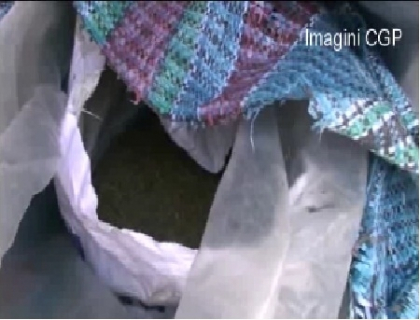 VIDEO. A vrut sa vanda un sac cu marijuana, insa a fost deconspirat VIDEO. A vrut sa vanda un sac cu marijuana, insa a fost deconspirat