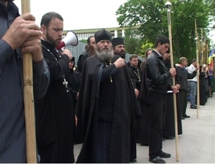 Au ajuns prea tarziu! Credinciosii au protestat in fata resedintei lui Timofti, insa Legea a fost deja promulgata Au ajuns prea tarziu! Credinciosii au protestat in fata resedintei lui Timofti, insa Legea a fost deja promulgata