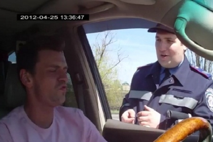 Sparge toate miturile despre politisti. Cum i-a facut praf acest ofiter pe doi tineri care l-au luat la misto.VIDEO Sparge toate miturile despre politisti. Cum i-a facut praf acest ofiter pe doi tineri care l-au luat la misto.VIDEO