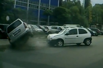 VIDEO CAMERE DE BORD. Un Opel se rastoarna dupa ce este lovit in plin de un automobil! VIDEO CAMERE DE BORD. Un Opel se rastoarna dupa ce este lovit in plin de un automobil!