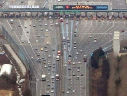 Iluzie optica: Platesti taxa de drum si cazi in prapastie. Cea mai nebuna autostrada din lume