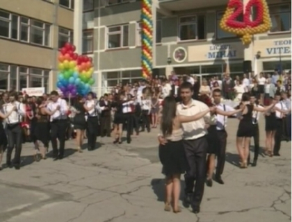 Elevii claselor a XII-a au spus "Adio" scolii! Marian Lupu, nostalgic dupa anii cand era elev Elevii claselor a XII-a au spus "Adio" scolii! Marian Lupu, nostalgic dupa anii cand era elev