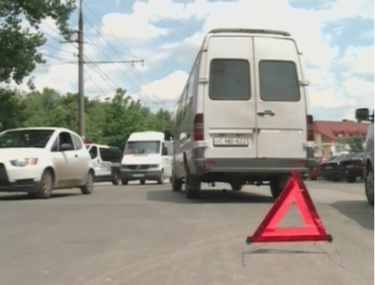 O fetita in varsta de 3 ani a fost lovita de un microbuz care circula pe ruta 175!