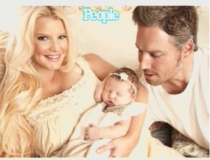 Jessica Simpson a aratat-o lumii pe fetita sa! Vezi aici prima fotografie a micutei Jessica Simpson a aratat-o lumii pe fetita sa! Vezi aici prima fotografie a micutei