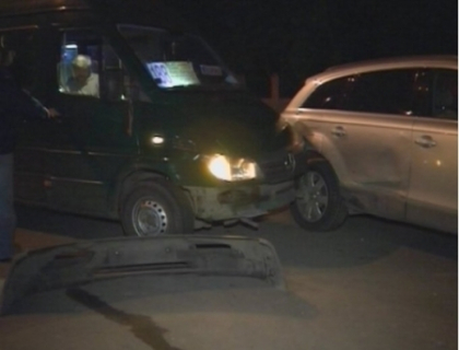 Accidentele cu maxi-taxi se tin lant! Un microbuz de pe ruta 188 s-a ciocnit cu un Audi!