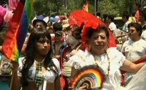 Pene colorate, sclipici si machiaje extravagante. Homosexualii din Mexic au iesit la parada Pene colorate, sclipici si machiaje extravagante. Homosexualii din Mexic au iesit la parada