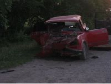FOTO. Nu a acordat prioritate si a lovit frontal un automobil. Adolescent de 17 ani, mort pe loc
