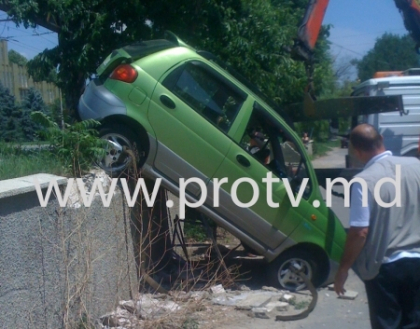 A lovit o femeie chiar pe trecerea de pietoni si a zburat cu automobilul peste parapet! FOTO A lovit o femeie chiar pe trecerea de pietoni si a zburat cu automobilul peste parapet! FOTO