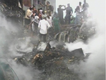 Trei zile de doliu in Nigeria dupa ce un avion care avea la bord 153 de oameni s-a prabusit Trei zile de doliu in Nigeria dupa ce un avion care avea la bord 153 de oameni s-a prabusit